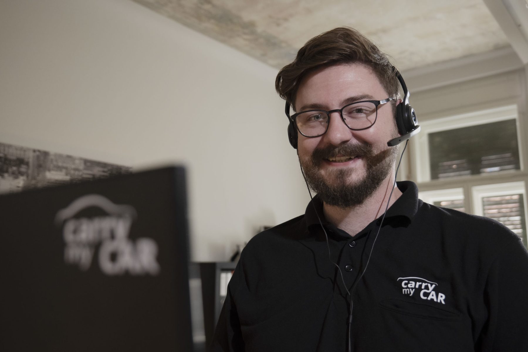 Driver mit E-Scooter vor einem Autohaus – Persönlicher Support